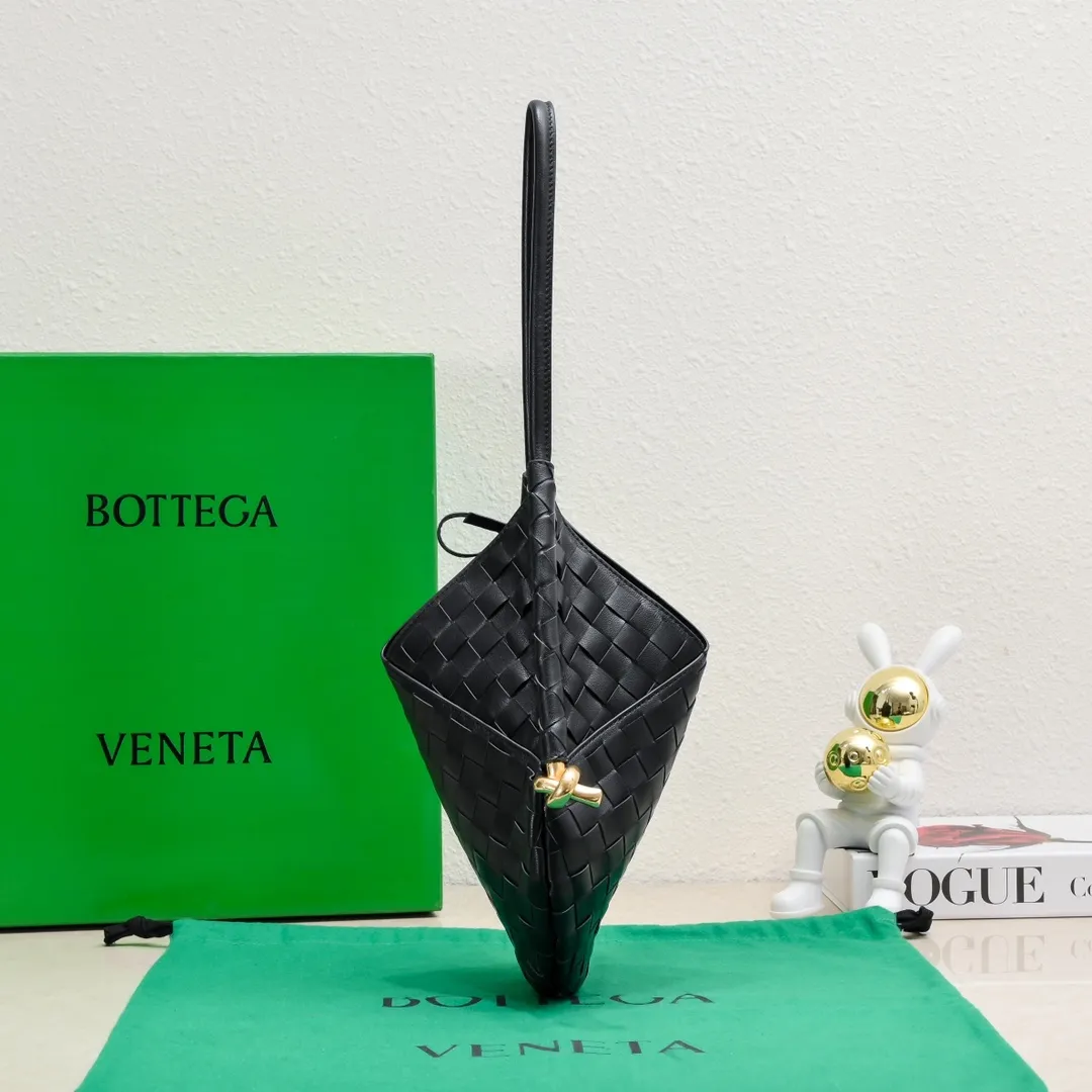 Batch 1700 #BottegaVeneta Bottega The same style as Yang Mi Solstice Shoulder Ba's latest bag type. It also comes with a small bag inside. Very casual style 🔥 High-end, quiet and simple bag from BV show, "Solstice" dark green, black, ice cream color, various colors present different aesthetics The knots made with jewelry-grade craftsmanship, under the collision of soft leather and metal, present a unique sense of high-end. Elegant, casual, and unique. Style number: 0898 Size: 26*3*30cm